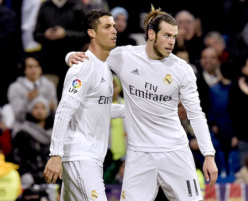 Cristiano Ronaldo and Bale put their hands in each other's back