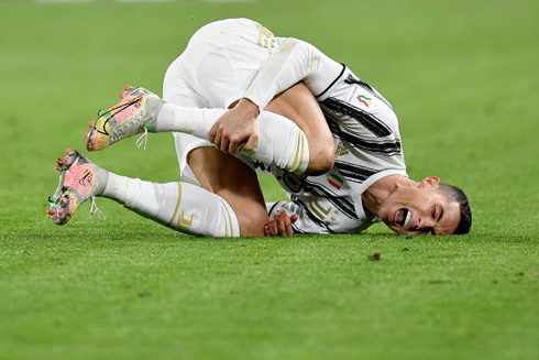 Cristiano Ronaldo in pain after suffering a foul in a game for Juventus