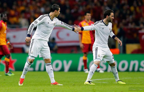 Cristiano Ronaldo touching hands with Gonzalo Higuaín, in Galatasaray vs Real Madrid in 2013