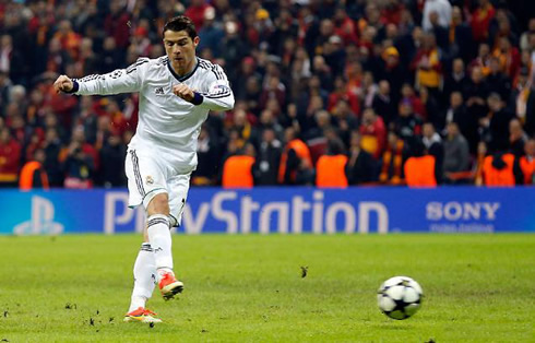 Cristiano Ronaldo shooting technique in Galatasaray vs Real Madrid, in 2013