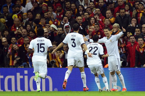 Cristiano Ronaldo waiting for his teammates Di María, Pepe and Essien to celebrate Real Madrid's first goal against Galatasaray, in April 2013