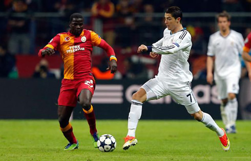 Cristiano Ronaldo challenging Eboué for a loose ball, in Galatasaray 3-2 Real Madrid, in 2013