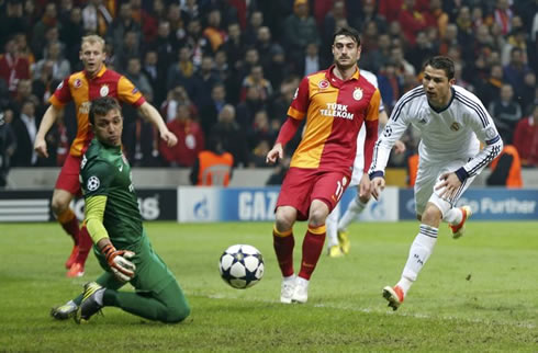 Cristiano Ronaldo big miss in the second half of Galatasaray vs Real Madrid, for the Champions League quarter-finals second leg, in 2013