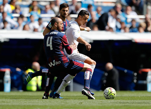 Cristiano Ronaldo marked by two opponents, in Real Madrid 4-0 Eibar