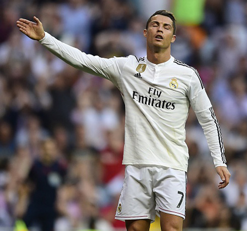 Cristiano Ronaldo complaining and raising his right arm