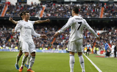 Cristiano Ronaldo waiting for his teammates Bale and Arbeloa with his two arms wide open