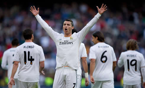 Cristiano Ronaldo hails the Santiago Bernabéu fans, in a Real Madrid game for La Liga 2013-2014