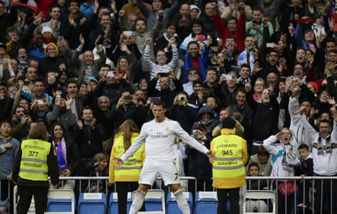 Cristiano Ronaldo turns his back to the fans and celebrate like a boss at the Bernabéu