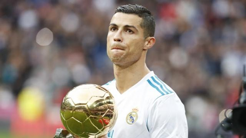 Cristiano Ronaldo showing his 5th Ballon d'Or to the Santiago Bernabéu