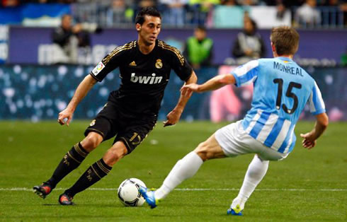 Arbeloa trying to cut inside in a Malaga vs Real Madrid game, for the Copa del Rey in 2012