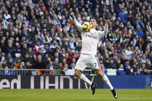 Cristiano Ronaldo controls the ball with the edge of his chest