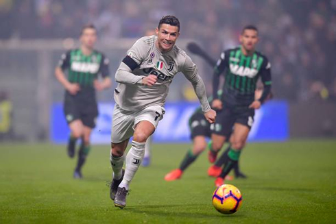 Cristiano Ronaldo leads a counter-attack for Juventus against Sassuolo