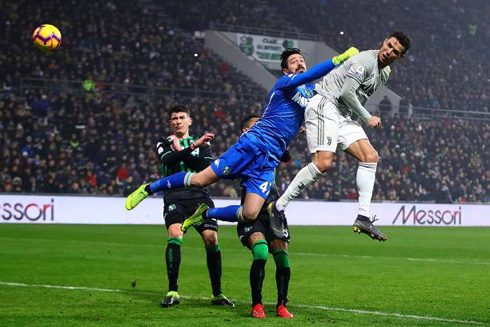 Cristiano Ronaldo scores from a header in Sassuolo 0-3 Juventus, in February of 2019