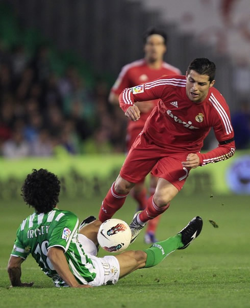Cristiano Ronaldo being disarmed and tackled in Betis 2-3 Real Madrid