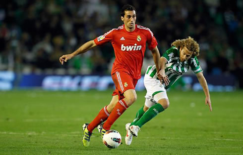 Alvaro Arbeloa running with the ball in Betis vs Real Madrid