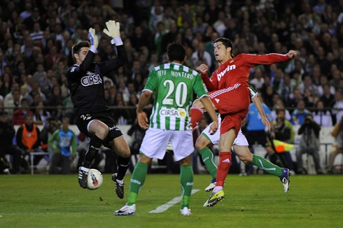 Cristiano Ronaldo left foot strike and goal in Betis 2-3 Real Madrid, in 2012