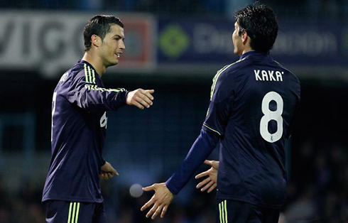 Cristiano Ronaldo thanking Kaká for having earned the penalty-kick, in Real Madrid's game against Celta de Vigo, on March 10, 2013