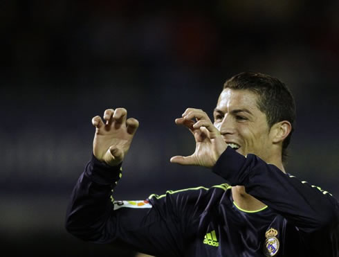 Cristiano Ronaldo dedicating his goal to his son, doing the claw gesture with his hands, in Real Madrid 2013
