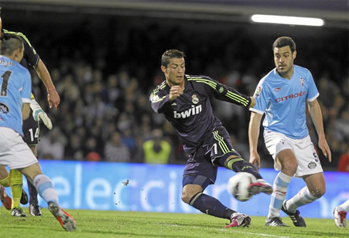 Cristiano Ronaldo left-foot strike and goal, in Celta de Vigo vs Real Madrid, for La Liga 2013
