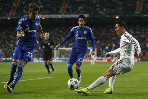 Cristiano Ronaldo attempts to cross the ball in Real Madrid vs Schalke, for the UEFA Champions League last-16 stage