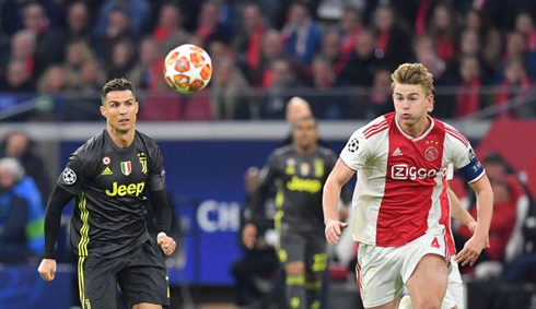 Cristiano Ronaldo running next to De Ligt, in Ajax vs Juventus for the Champions League quarter-finals