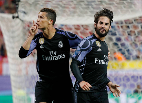 Cristiano Ronaldo silencing the crowd at the Vicente Calderón after an Isco goal