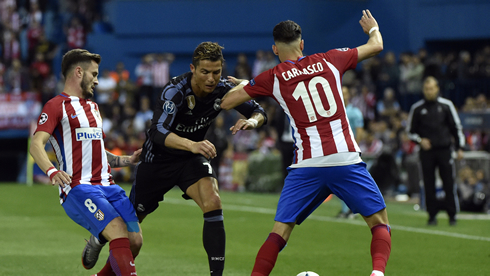 Cristiano Ronaldo trying to dribble two opponents from Atletico at once