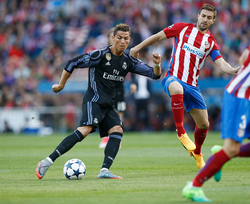 Cristiano Ronaldo striking with his right foot in Atletico Madrid vs Real Madrid in 2017