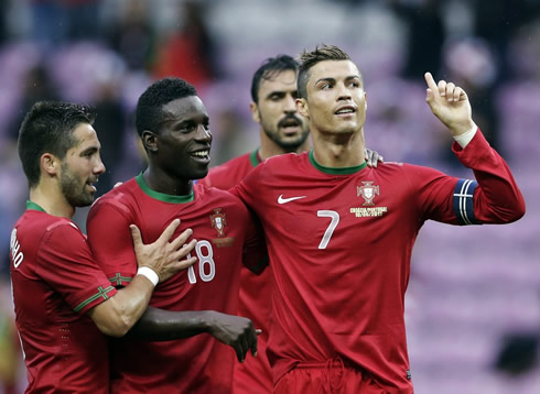Cristiano Ronaldo celebrating Portugal goal with João Moutinho, Varela and Hugo Almeida, in a match against Croatia, in 2013