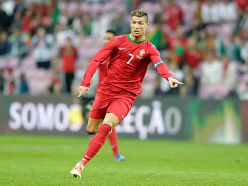 Cristiano Ronaldo asking for a pass to his left, during Portugal vs Croatia, in 2013