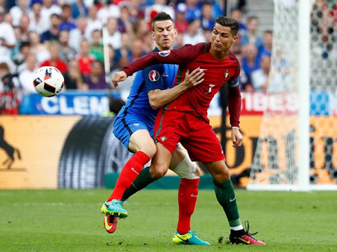 Koscielny defending Ronaldo, in France vs Portugal for the EURO 2016 final