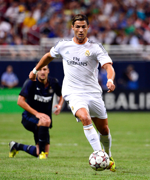 Cristiano Ronaldo driving the ball in Inter Milan 0-3 Real Madrid, in 2013-2014