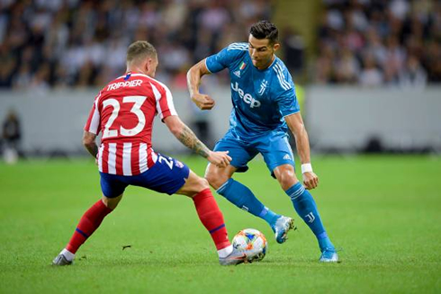 Cristiano Ronaldo attempting to dribble Trippier, in Juventus 1-2 Atletico de Madrid