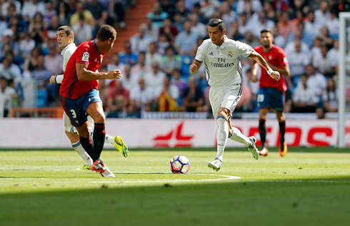 Cristiano Ronaldo running at full speed in Real Madrid 5-2 Osasuna in La Liga 2016-17