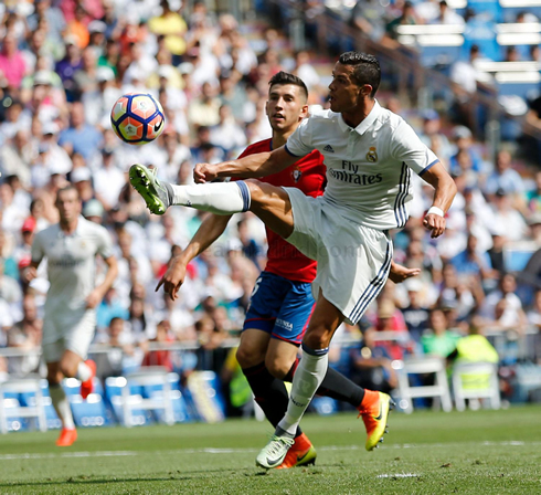 Cristiano Ronaldo stretching his right leg to touch a ball in the air, in Real Madrid vs Osasuna