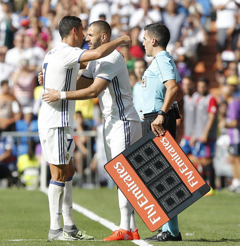 Cristiano Ronaldo being substituted at the Bernabéu for Karim Benzema, in 2016-2017