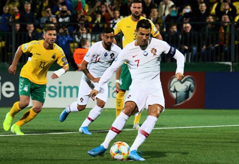 Cristiano Ronaldo converts his penalty-kick in Lithuania vs Portugal