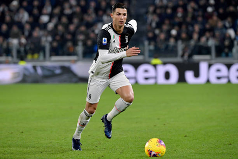 Cristiano Ronaldo moving the ball forward for Juventus