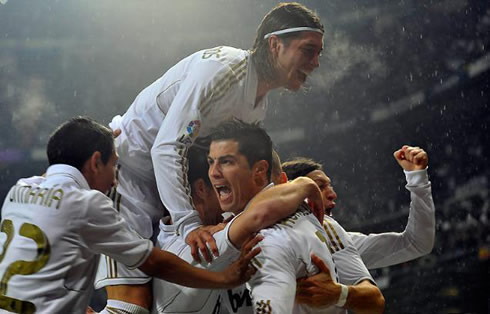 Cristiano Ronaldo celebrates Benzema goal with Di María, Sergio Ramos and Ozil, in Real Madrid vs Barcelona