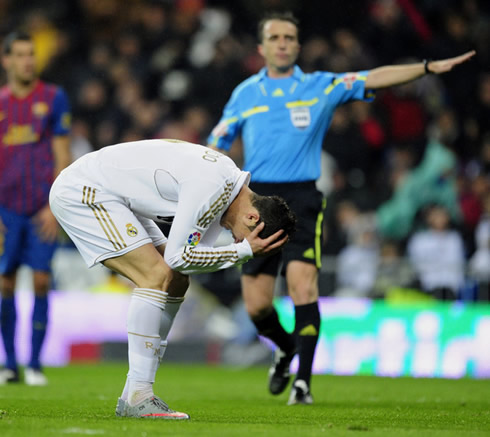 Cristiano Ronaldo hurt on his head in Real Madrid vs Barcelona