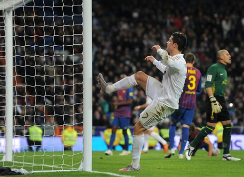 Cristiano Ronaldo kicking the post in Real Madrid vs Barcelona, with Valdes near him