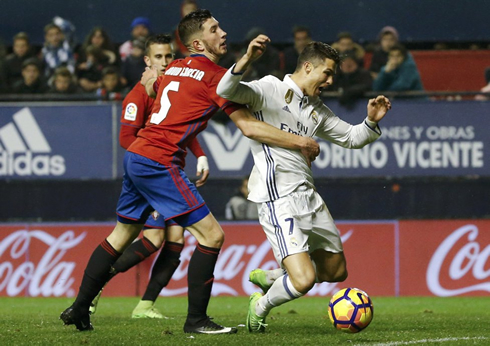 Cristiano Ronaldo pushed inside the box in Osasuna 1-3 Real Madrid