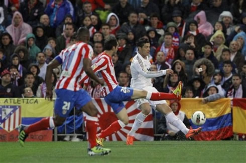 Cristiano Ronaldo left foot cross in Atletico Madrid vs Real Madrid, in La Liga 2011-2012