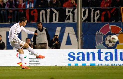 Cristiano Ronaldo hitting the ball in a free-kick between Atletico Madrid and Real Madrid, in 2012