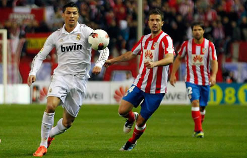 Cristiano Ronaldo controlling the ball with his chest and arm, in Atletico Madrid 1-4 Real Madrid