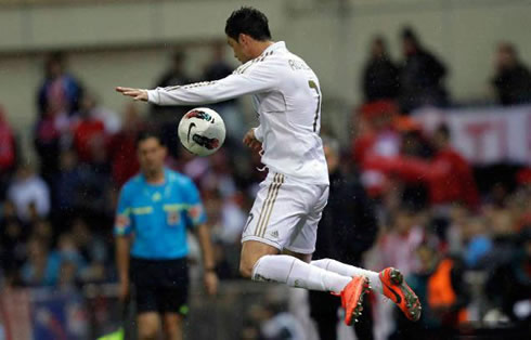 Cristiano Ronaldo receiving and controlling the ball in the air, in Atletico Madrid vs Real Madrid