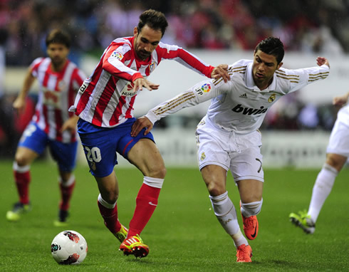 Cristiano Ronaldo fighting for the ball with an Atletico Madrid defender, in 2012
