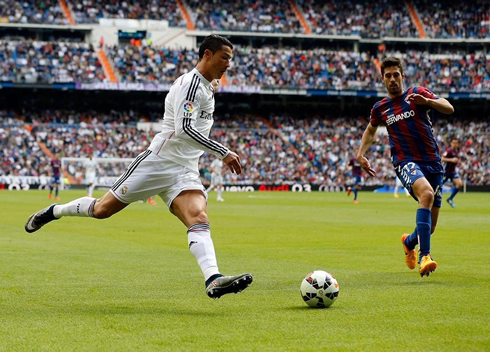 Cristiano Ronaldo preparing to cross the ball in Real Madrid vs Eibar for the Spanish League
