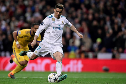 Cristiano Ronaldo converts his penalty-kick in Real Madrid 1-3 Juventus