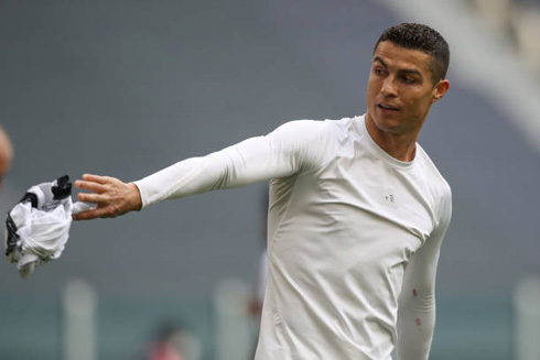 Cristiano Ronaldo throwing his shirt away in Juventus vs Genoa in 2021